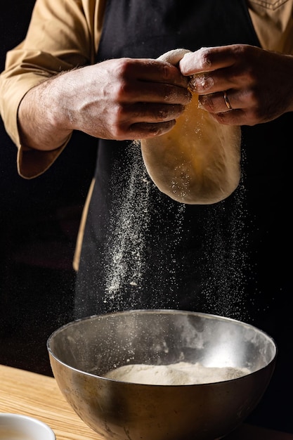 lo chef prepara deliziose pizze nel ristorante. Avvicinamento