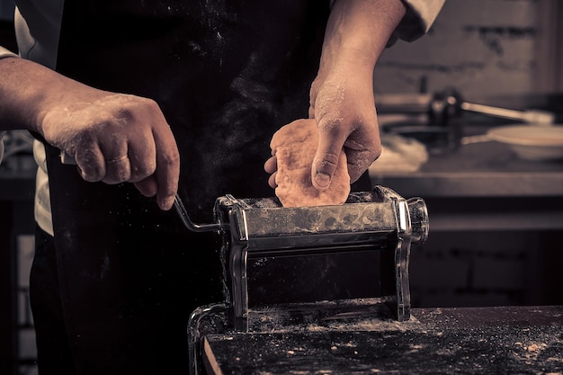 Lo chef prepara gli spaghetti freschi da zero