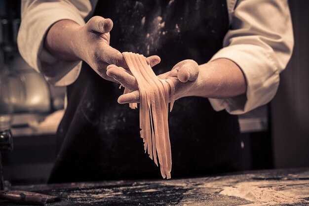 Lo chef prepara gli spaghetti freschi da zero