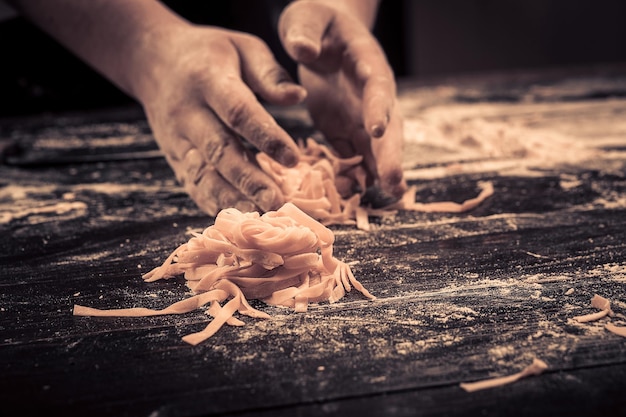 Lo chef prepara gli spaghetti freschi da zero