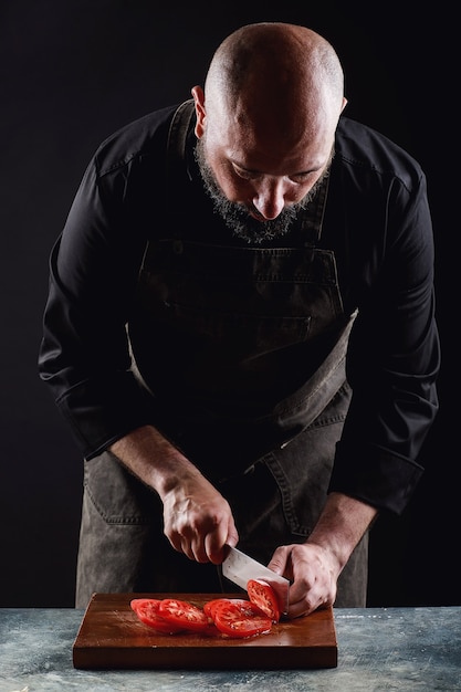 Lo chef prepara hamburger nel ristorante