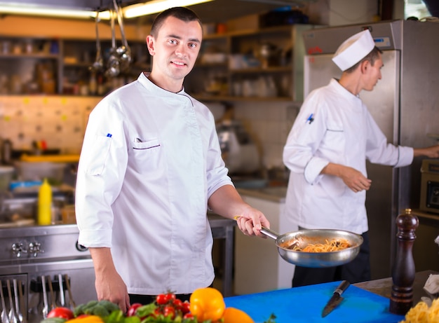 Lo chef prepara il cibo