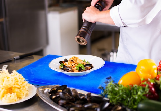 Lo chef prepara il cibo