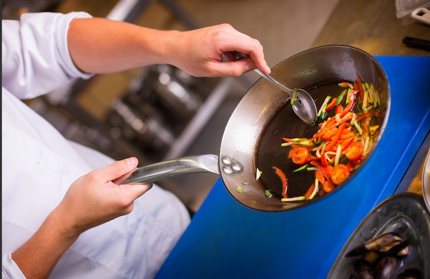 Lo chef prepara il cibo