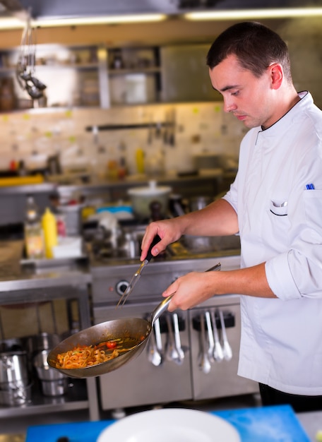 Lo chef prepara il cibo