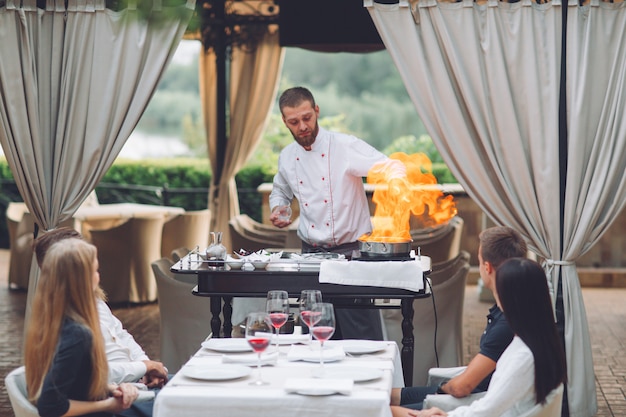 Lo chef prepara il foie gras davanti agli ospiti.