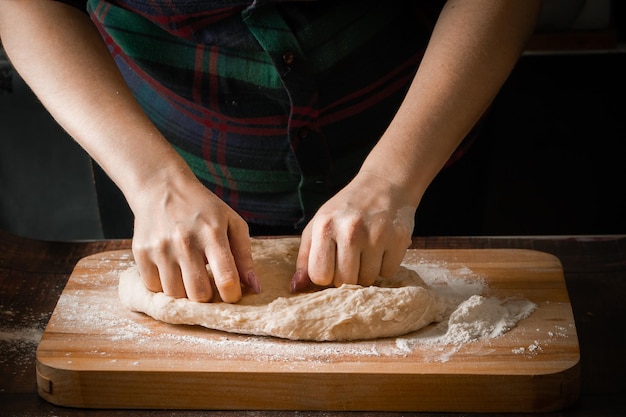 Lo chef prepara l'impasto della pizza