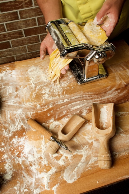 Lo chef prepara l'impasto per i fettuccini e la zuppa