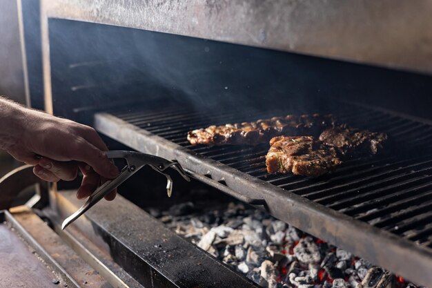 lo chef prepara la carne. Avvicinamento