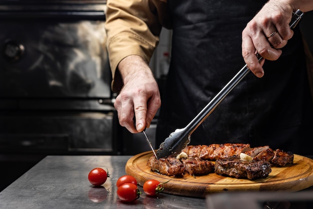 lo chef prepara la carne. Avvicinamento