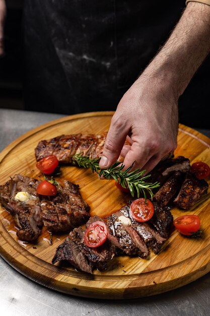 lo chef prepara la carne. Avvicinamento