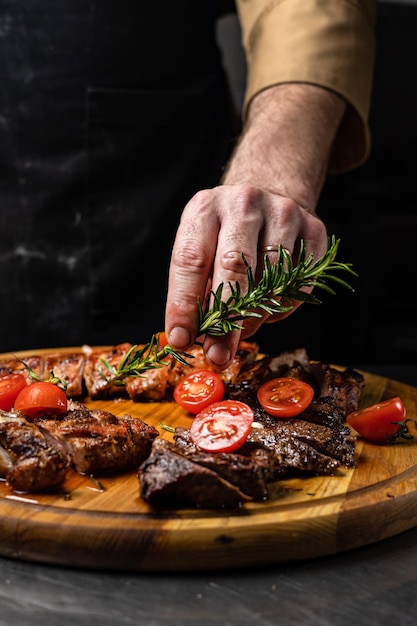 lo chef prepara la carne. Avvicinamento