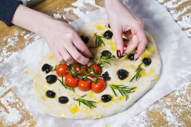 Lo chef prepara la focaccia fatta in casa.