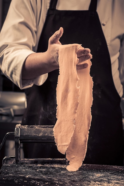 Lo chef prepara la pasta fresca da zero