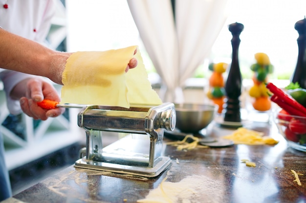 Lo chef prepara la pasta per i visitatori.