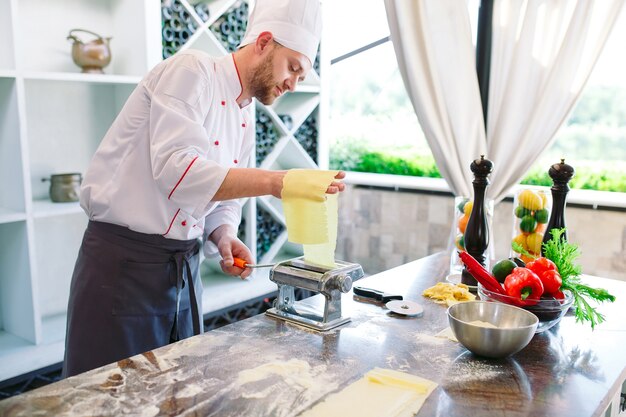 Lo chef prepara la pasta per i visitatori.