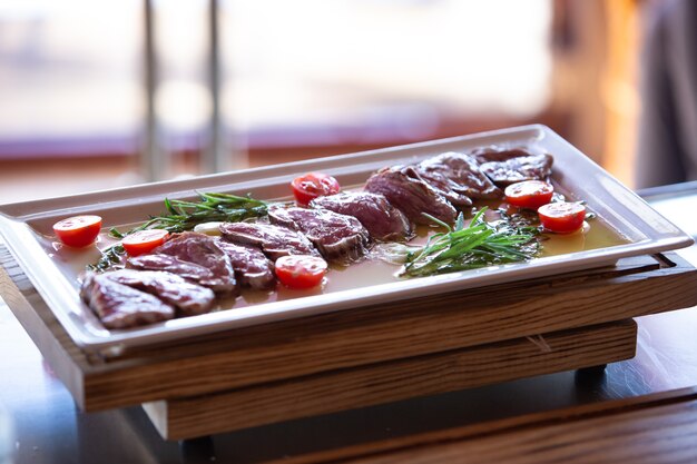 Lo chef prepara una bistecca nella sala ristorante