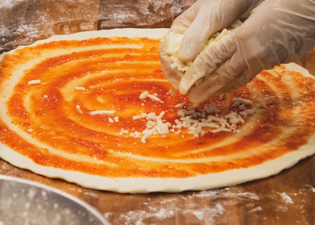 Lo chef prepara una deliziosa pizza in cucina