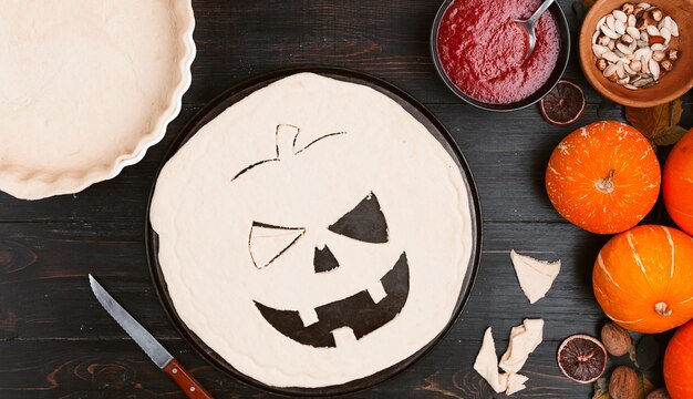 Lo chef prepara una torta per Halloween con un ripieno di marmellata di zucca-fragole e pesche