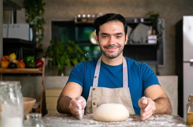 Lo chef professionista ha trebbiato la farina bianca in polvere sul tavolo di legno per la torta dolce e la pizza italiana nella cucina del ristorante per una cena speciale e deliziosa