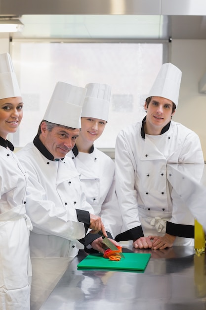 Lo chef sta imparando a tagliare le verdure