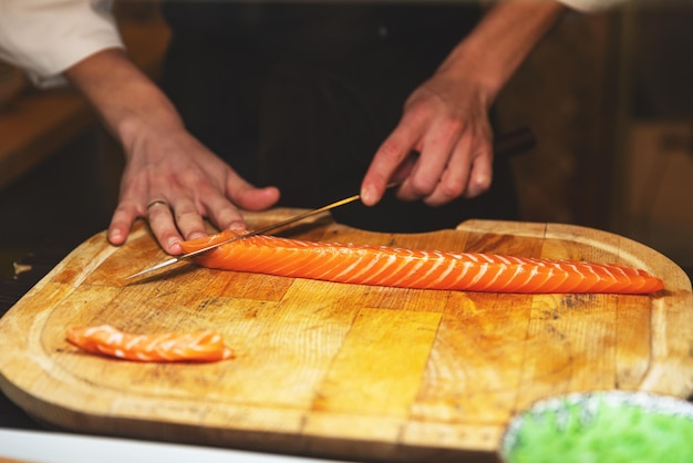 Lo chef taglia il filetto di salmone