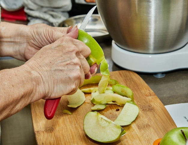 Lo chef taglia le mele per fare una torta di mele Ricetta passo dopo passo