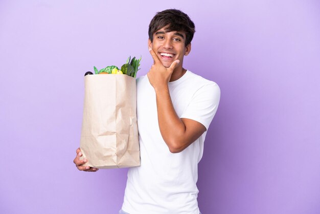 Lo chef tiene in una cucina pensando a un'idea mentre alza lo sguardo