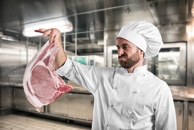 Lo chef vegetariano sembra disgustato da una grande bistecca