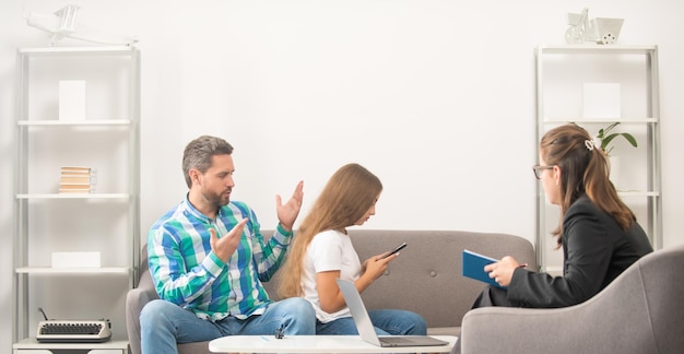 Lo psicologo fornisce una terapia familiare per la relazione tra papà e figlia dipendente dal telefono