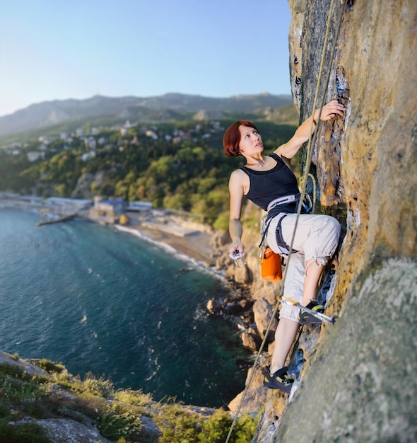 Lo scalatore della donna conquista la roccia ripida