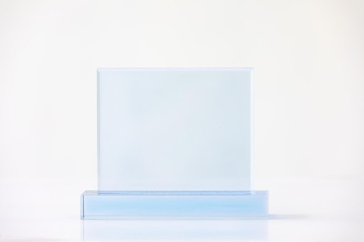 Lo scatto del trofeo di vetro trasparente vuoto su uno sfondo bianco il taglio laser personalizzato del premio di cristallo trasparente