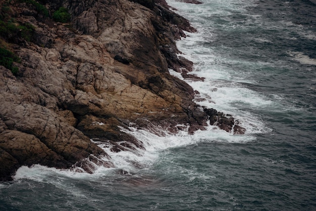 Lo scenario dell'onda sulla baia rocciosa