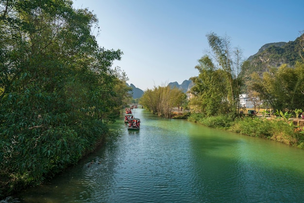 Lo scenario naturale del fiume Yulong a Yangshuo Guangxi Cina