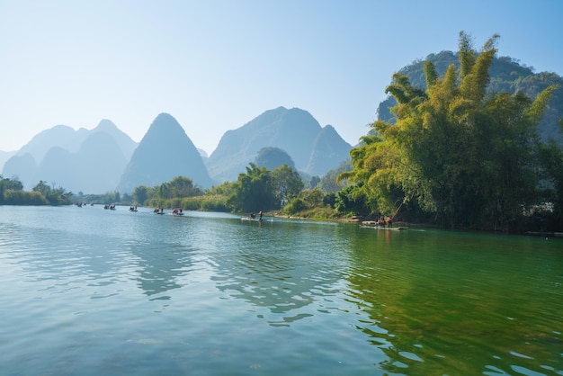 Lo scenario naturale del fiume Yulong a Yangshuo Guangxi Cina