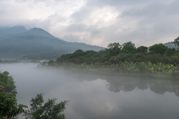 Lo scenario su entrambi i lati del fiume nella nebbia mattutina