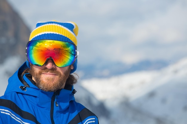 Lo sciatore con gli occhiali guarda le montagne