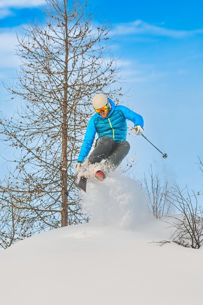 Lo sciatore salta nella neve profonda