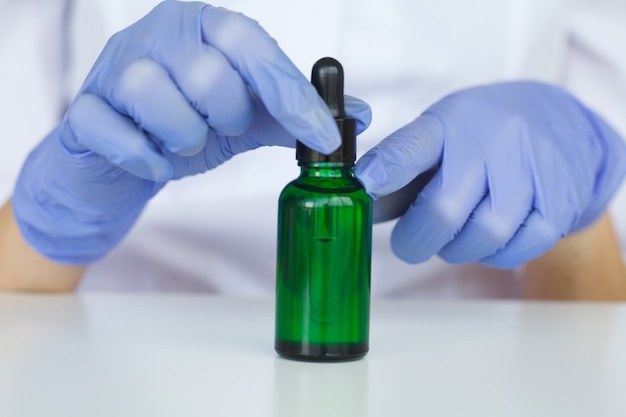 Lo scienziato, dermatologo, produce in laboratorio il prodotto cosmetico con erbe naturali organiche