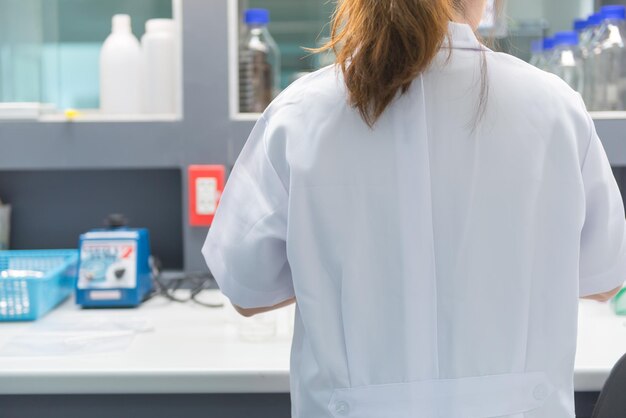 Lo scienziato sperimenta qualcosa in laboratorio