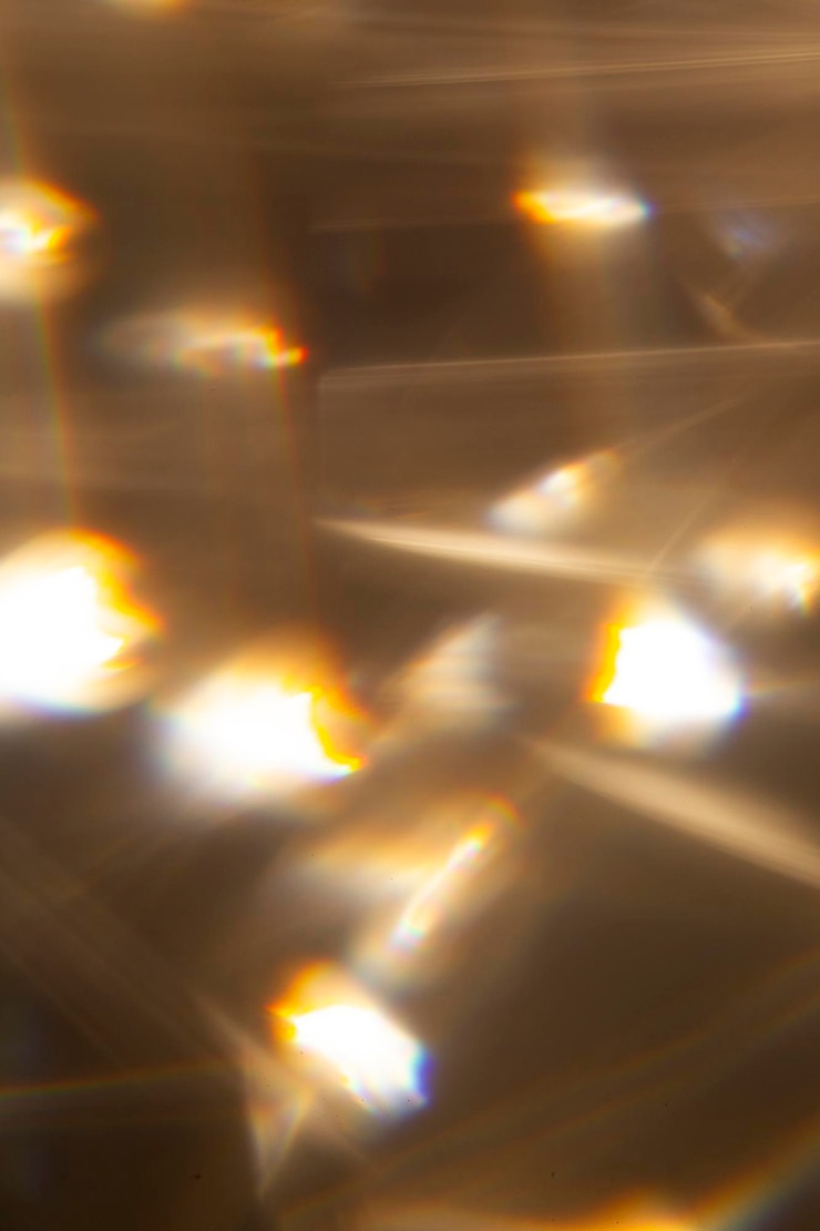 Foto lo scintillio dorato del fuoco accende il bokeh astratto su fondo nero