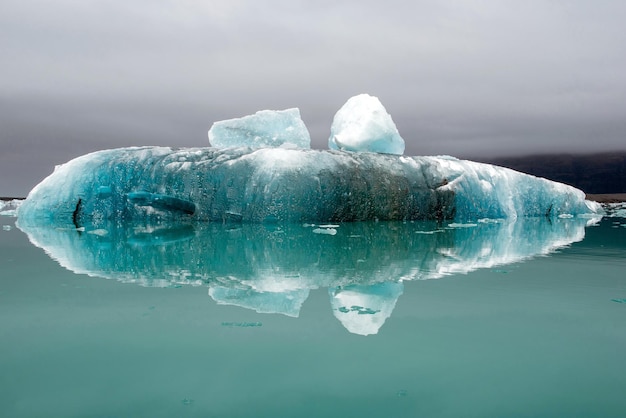 Lo scioglimento degli iceberg a causa del riscaldamento globale e dei cambiamenti climatici nella laguna di Jokulsarlon in Islanda