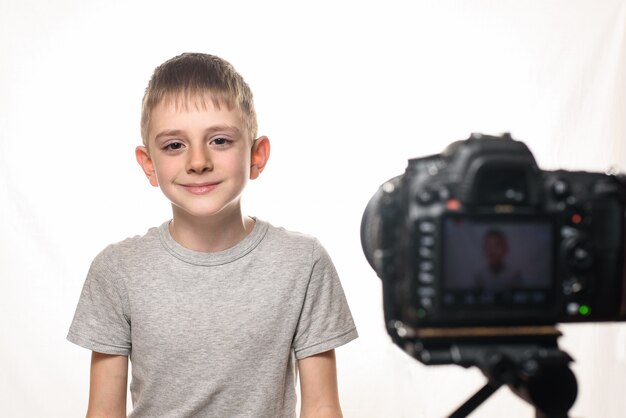 Lo scolaro è pronto a rilasciare l'intervista su una videocamera.