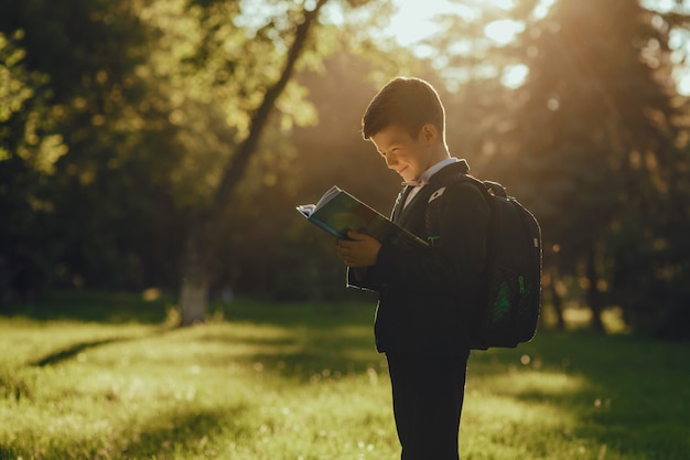 Lo scolaro legge un libro nel parco