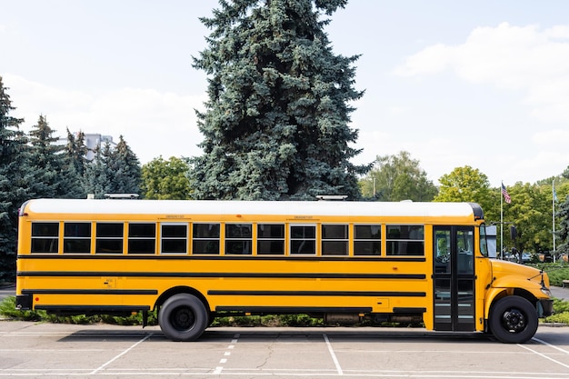 Lo scuolabus è giallo. Ritorno al concetto di scuola.