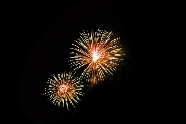 Lo sfondo astratto di fuochi d'artificio colorato illumina il cielo con uno spettacolo abbagliante