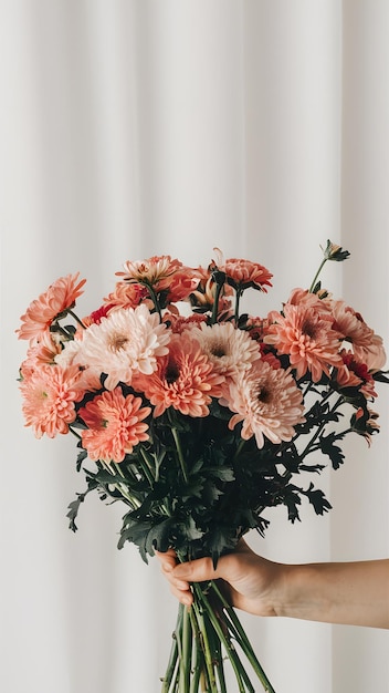 Lo sfondo bianco mostra bellissimi crisantemi in un vivace bouquet Vertical Mobile Wallpaper
