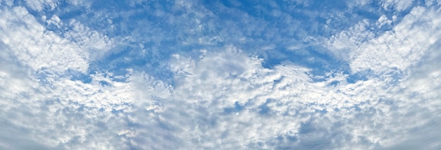 Lo sfondo del cielo azzurro con nuvole.