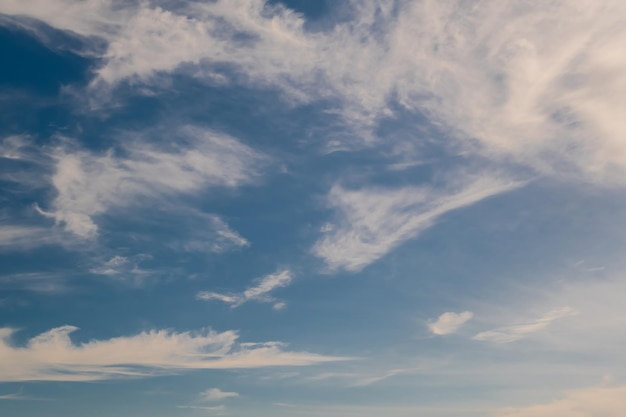 Lo sfondo del cielo blu con nuvole a strisce bianche in cielo e l'infinito può essere utilizzato per la sostituzione del cielo