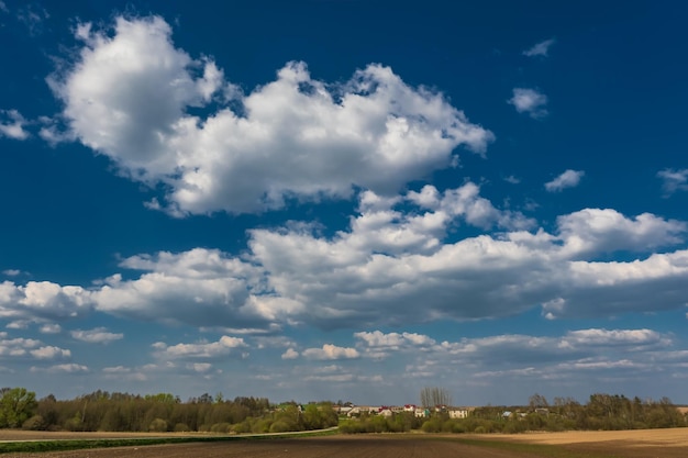 Lo sfondo del cielo blu con nuvole a strisce bianche in cielo e l'infinito può essere utilizzato per la sostituzione del cielo